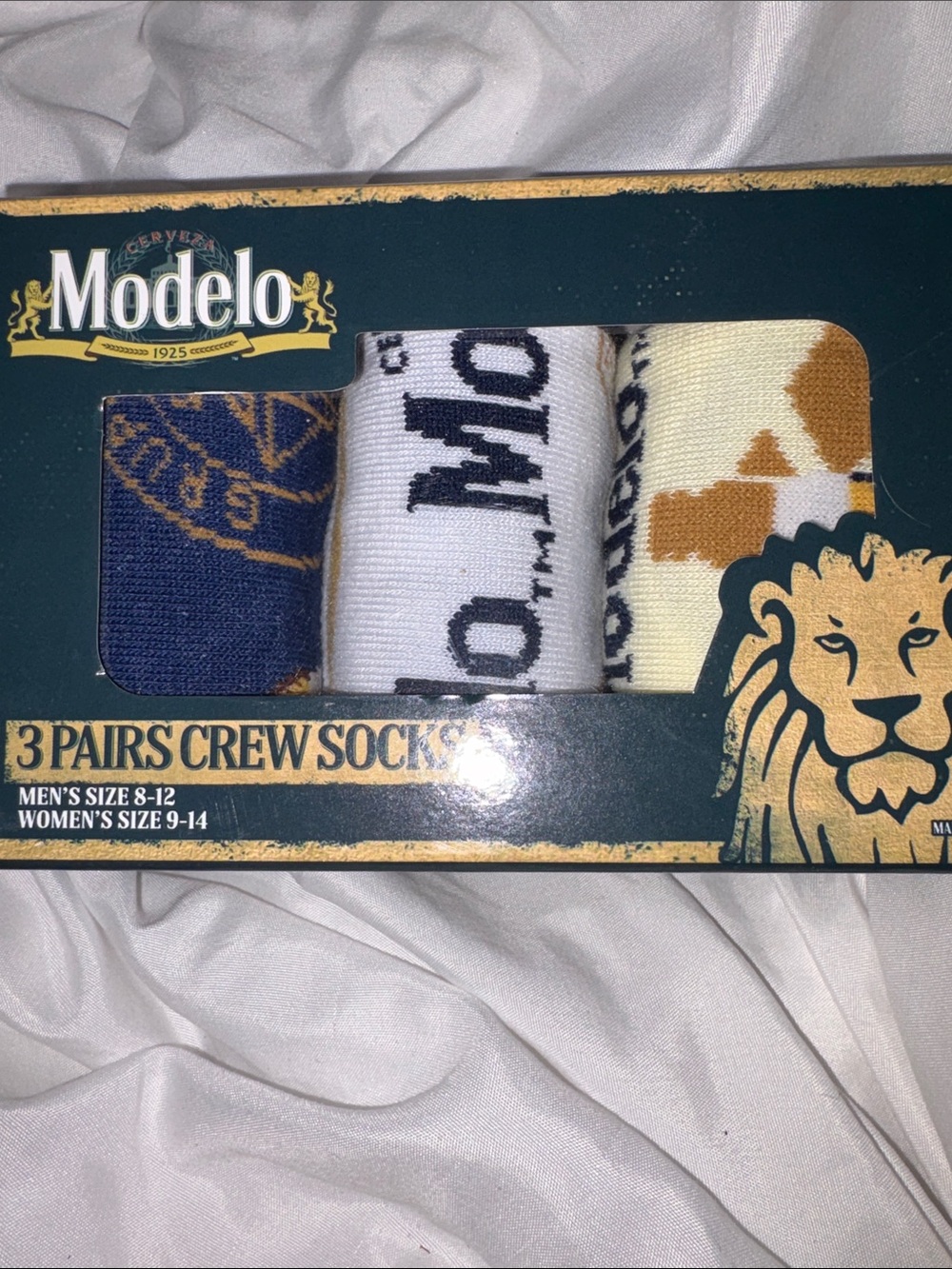 NWT GIFT READY MODELO 3 PACK CREW SOCKS